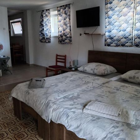 Studio Apartment Posavec Premantura Eksteriør billede
